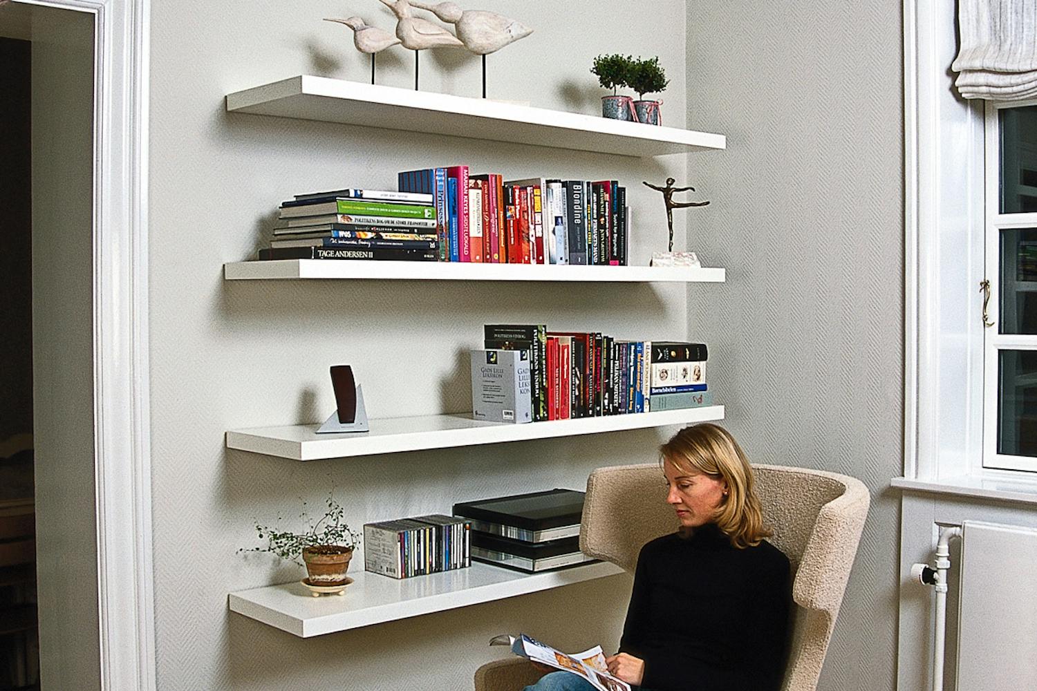 Piilokiinnikkeillä voi asentaa seinille myös melko isoja ja painavia esineitä. Piilokiinnikkeillä voi asentaa seinille myös melko isoja ja painavia esineitä.